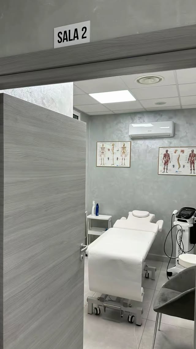 Sala trattamento con lettino professionale